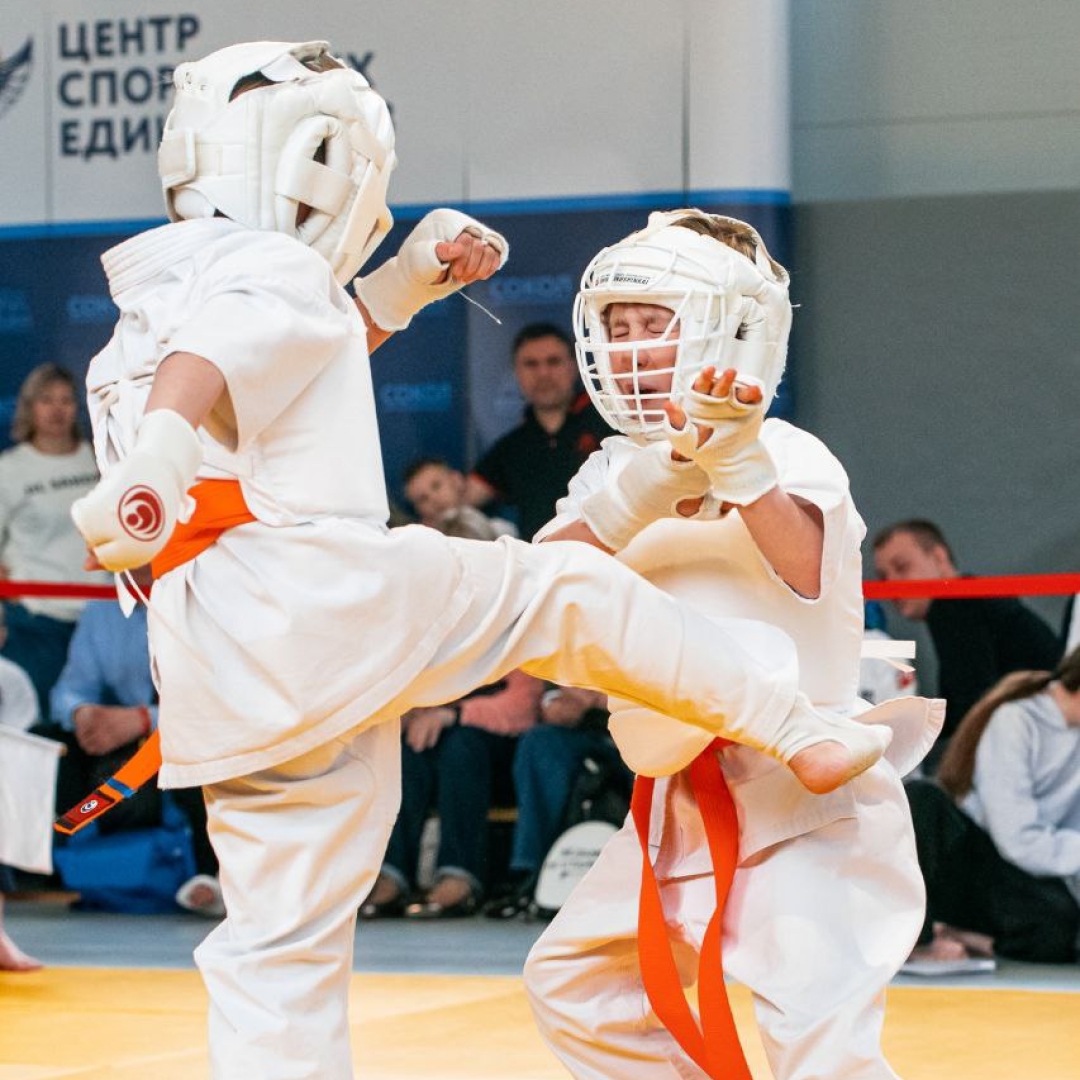 Мало кто из подростков не мечтает стать известным спортсменом, овладеть умением постоять за себя и за своих близких или хотя бы выучить пару-тройку крутых…