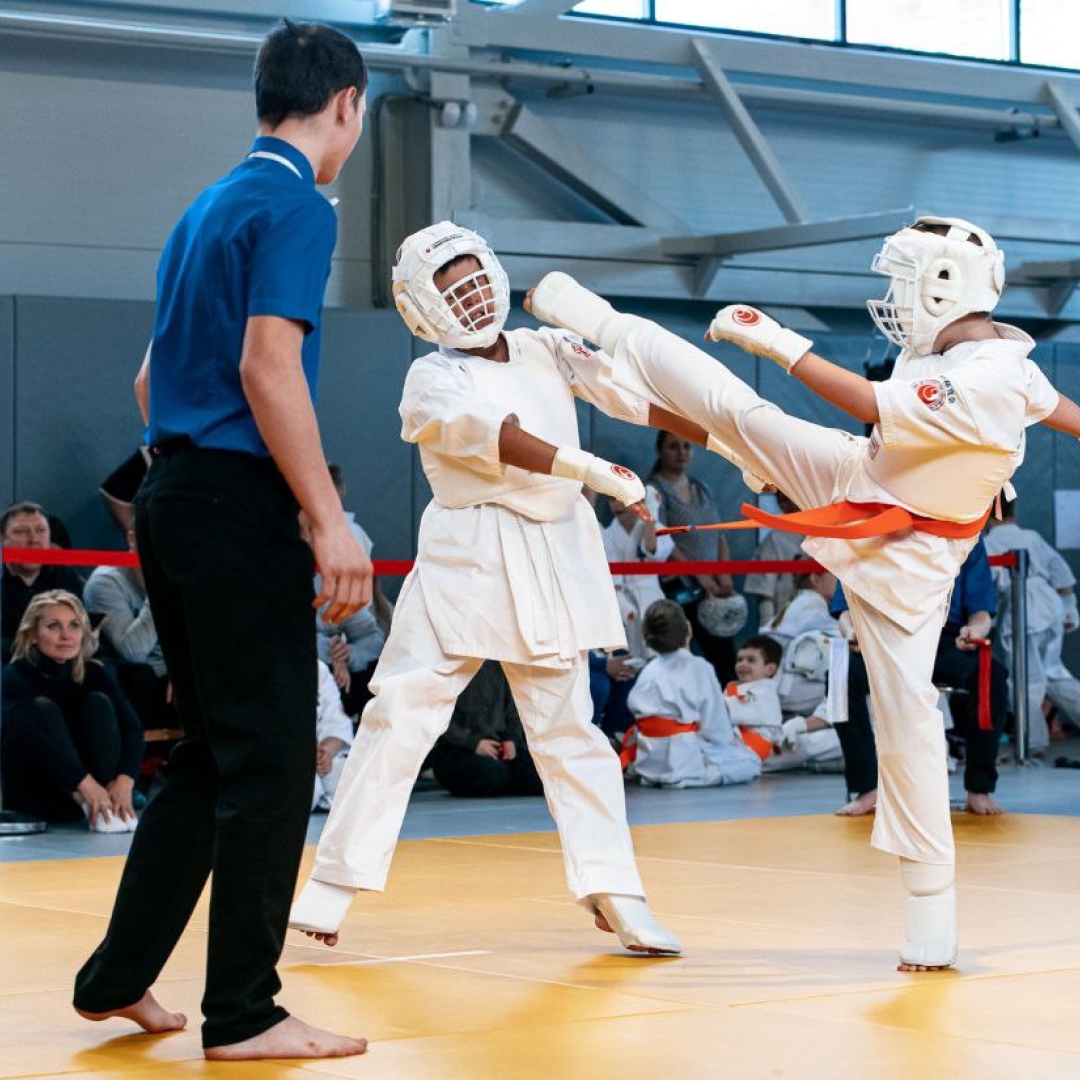 Мало кто из подростков не мечтает стать известным спортсменом, овладеть умением постоять за себя и за своих близких или хотя бы выучить пару-тройку крутых…