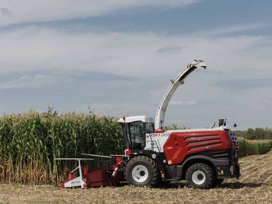 За первые восемь месяцев этого года российские производители продали 1408 зерноуборочных комбайнов на 19,9 млрд руб. с НДС, что на 45,6% в физическом и на…