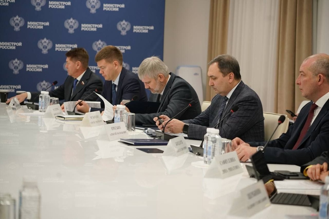 Глава Минстроя России Ирек Файзуллин провел еженедельное совместное совещание с регионами и главными распорядителями бюджетных средств (ГРБС)