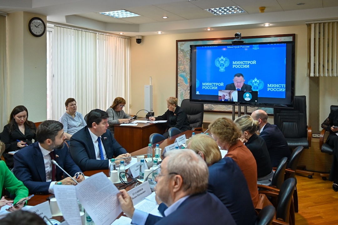 Министр строительства и ЖКХ РФ Ирек Файзуллин на заседании комитета Госдумы по строительству и ЖКХ представил ключевые подходы и параметры проекта бюджета на…