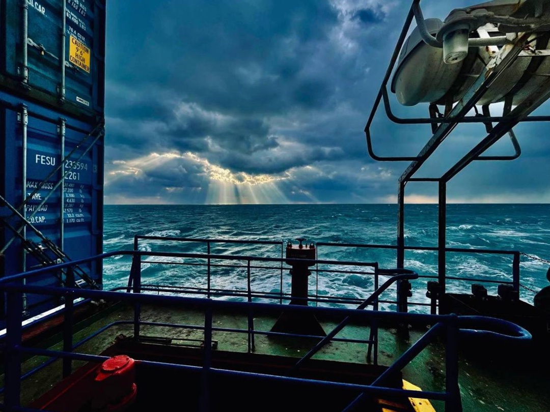 Работа в море – она разная Иногда – солнце и бескрайний горизонт, а бывает – тихий порт под серым небом.