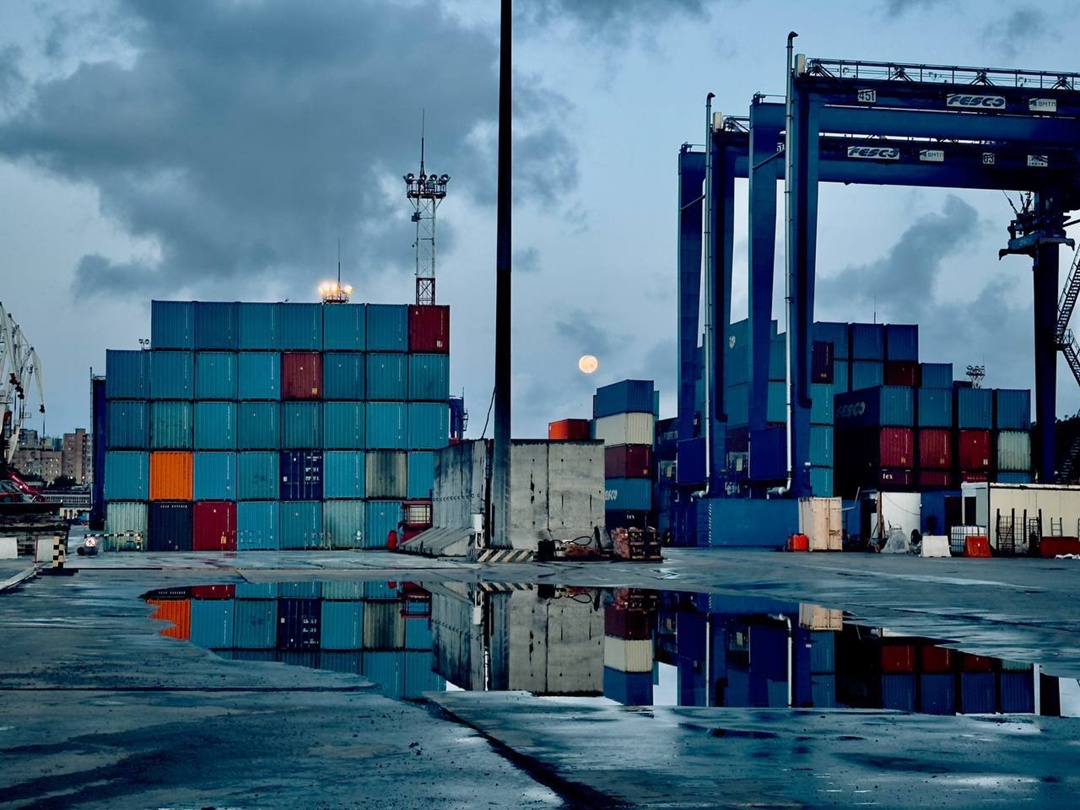 Работа в море – она разная Иногда – солнце и бескрайний горизонт, а бывает – тихий порт под серым небом.