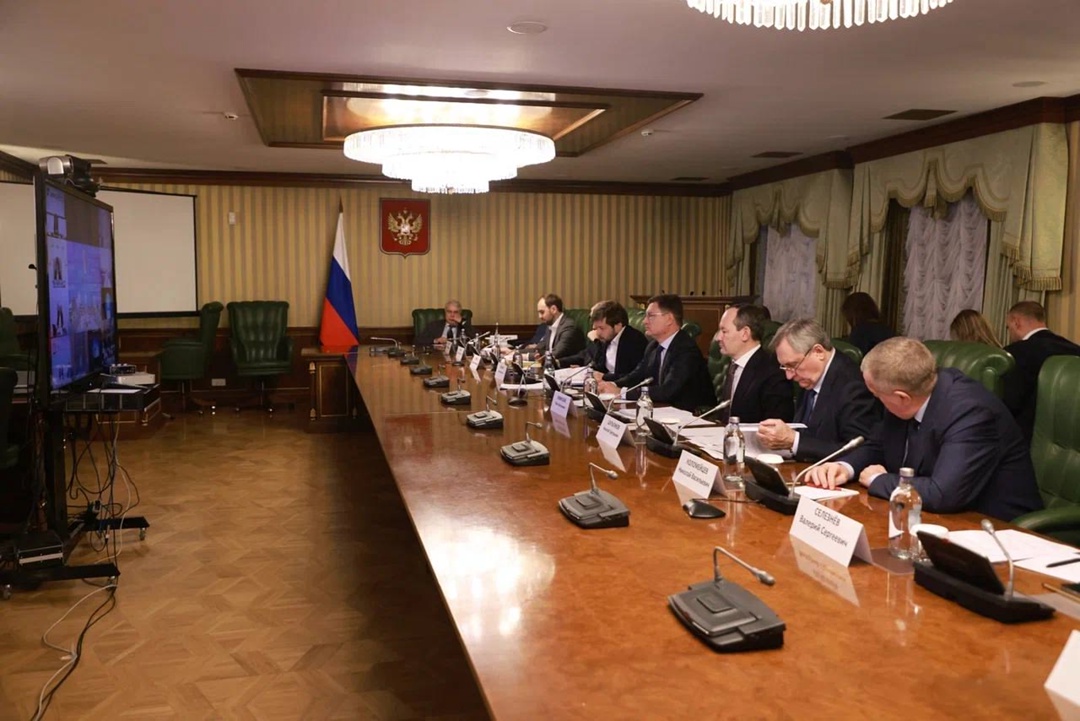 Александр Новак провел серию совещаний по ситуации на внутреннем рынке нефтепродуктов.