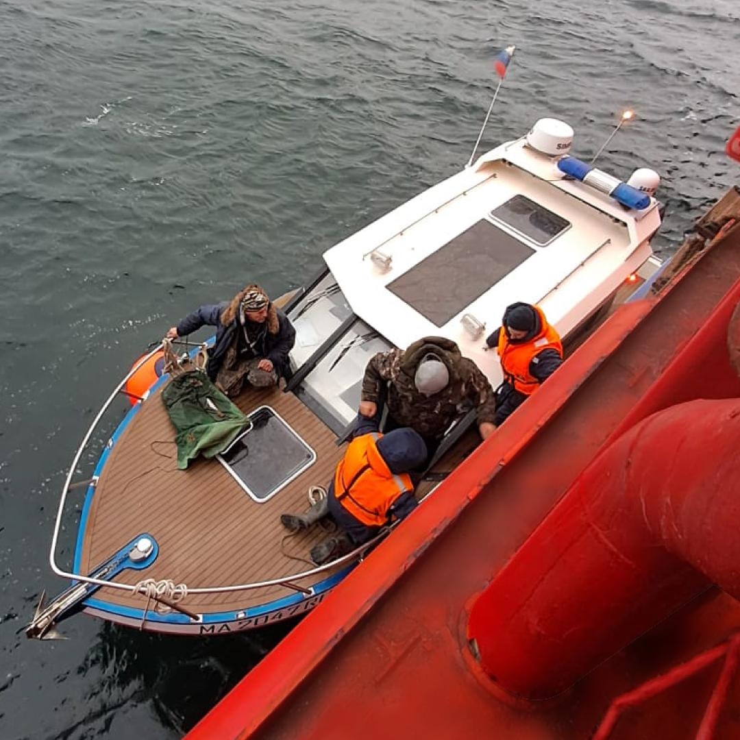 Унесённые в море: экипаж СахМП спас терпящих бедствие рыбаков