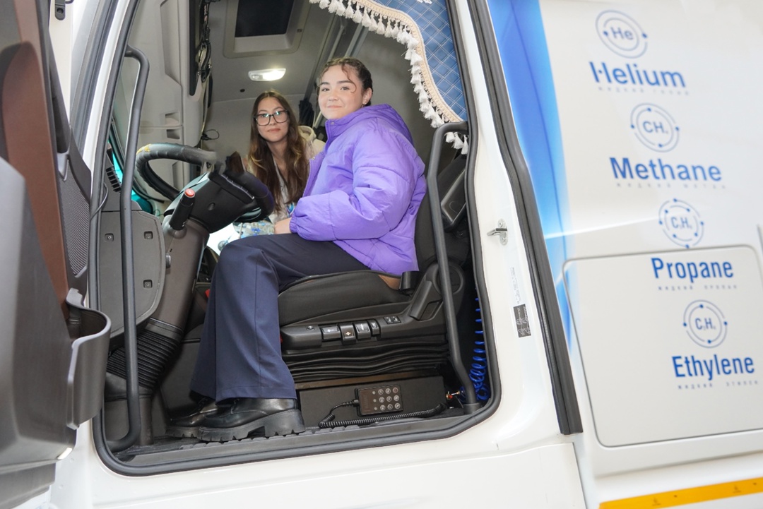 Ученики и преподаватели «Газпром школы Свободный» посетили экспозицию Петербургского международного газового форума