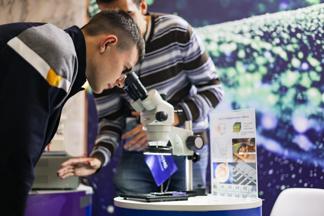 Дмитрий Чернышенко направил приветствие участникам фестиваля «Наука 0+»