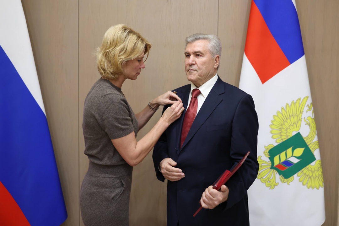 В преддверии Дня работника сельского хозяйства и перерабатывающей промышленности Оксана Лут вручила награду ветерану АПК Алексею Спиридонову.