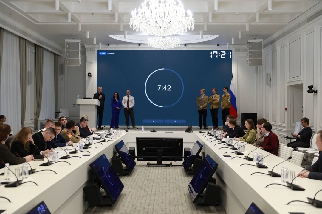 Молодёжный совет Минстроя России провёл дебаты, объединившие представителей подведомственных организаций и профильных образовательных учреждений