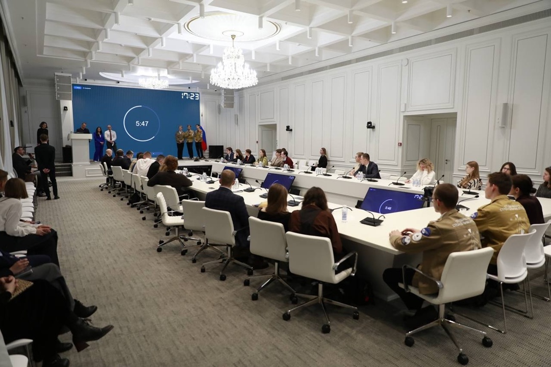 Молодёжный совет Минстроя России провёл дебаты, объединившие представителей подведомственных организаций и профильных образовательных учреждений