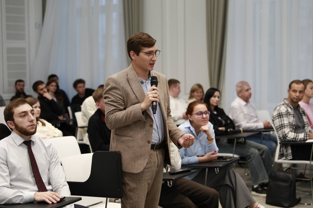 Молодёжный совет Минстроя России провёл дебаты, объединившие представителей подведомственных организаций и профильных образовательных учреждений