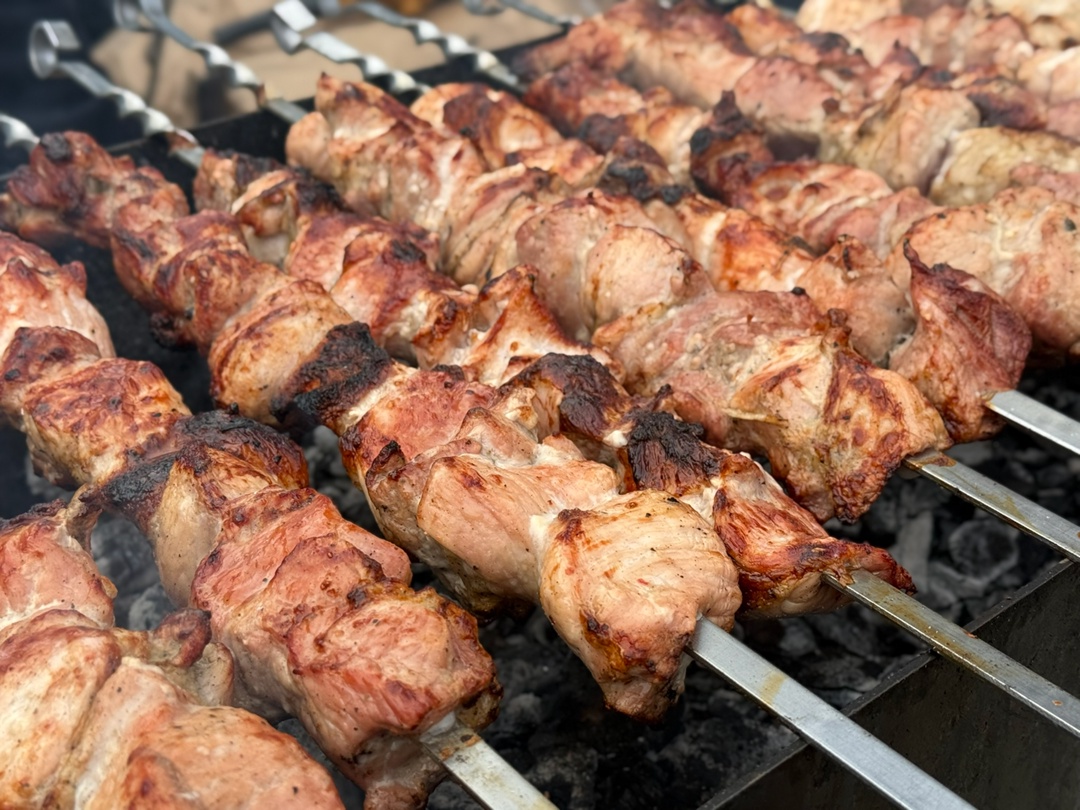 Аромат шашлыка собственного бренда Мясного бизнес-направления «Слово Мясника» слышится из разных уголков площадки