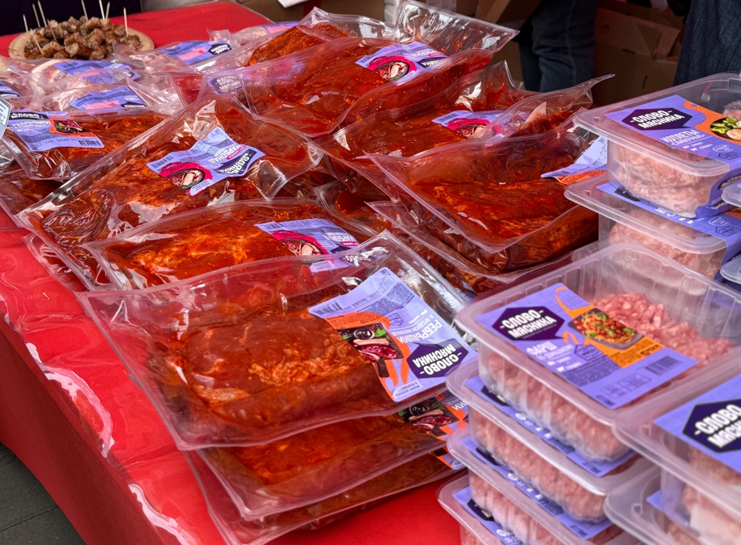 Аромат шашлыка собственного бренда Мясного бизнес-направления «Слово Мясника» слышится из разных уголков площадки