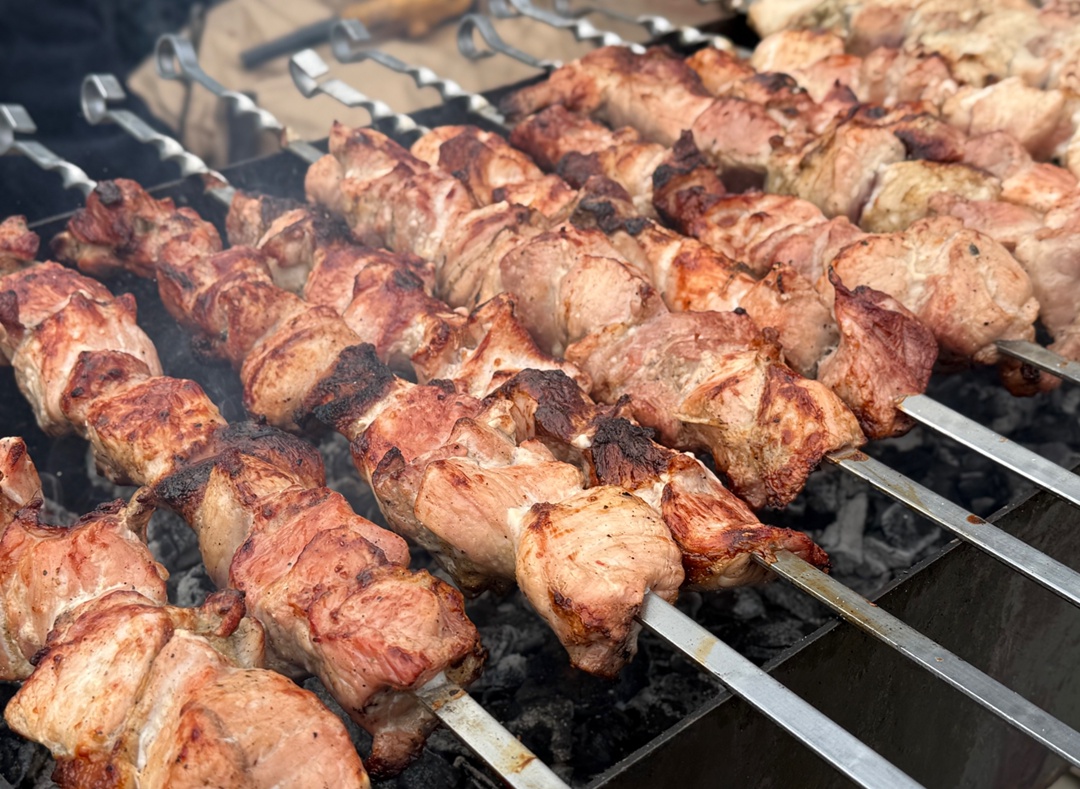 Второй день Большой осенней ярмарки - еще один шанс встретиться с Мясным бизнесом «Русагро» и попробовать вкуснейший шашлык «Слово Мясника».