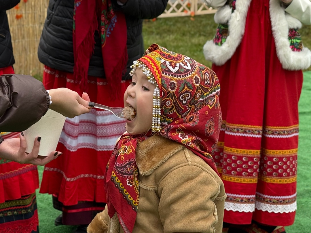 Чья площадка самая яркая? Мясного бизнеса «Русагро»!
Где самый вкусный шашлык? В алом шатре Мясного бизнес-направления