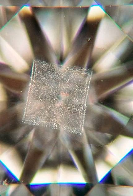 Иногда огранщики алмазов могут заранее придумать способ, как приукрасить включение и сделать его особенностью, а не изъяном.