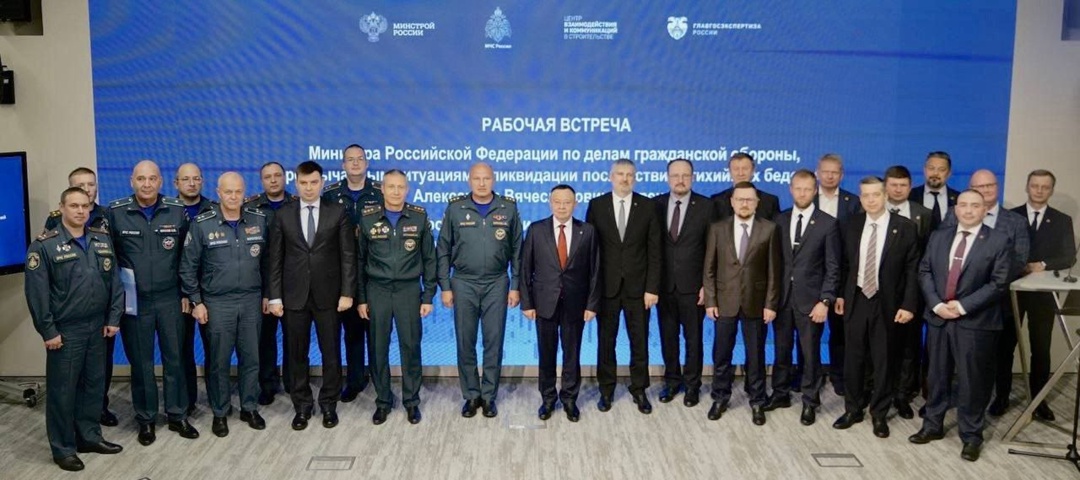 Министр строительства и ЖКХ РФ Ирек Файзуллин и Министр по делам гражданской обороны, чрезвычайным ситуациям и ликвидации последствий стихийных бедствий…