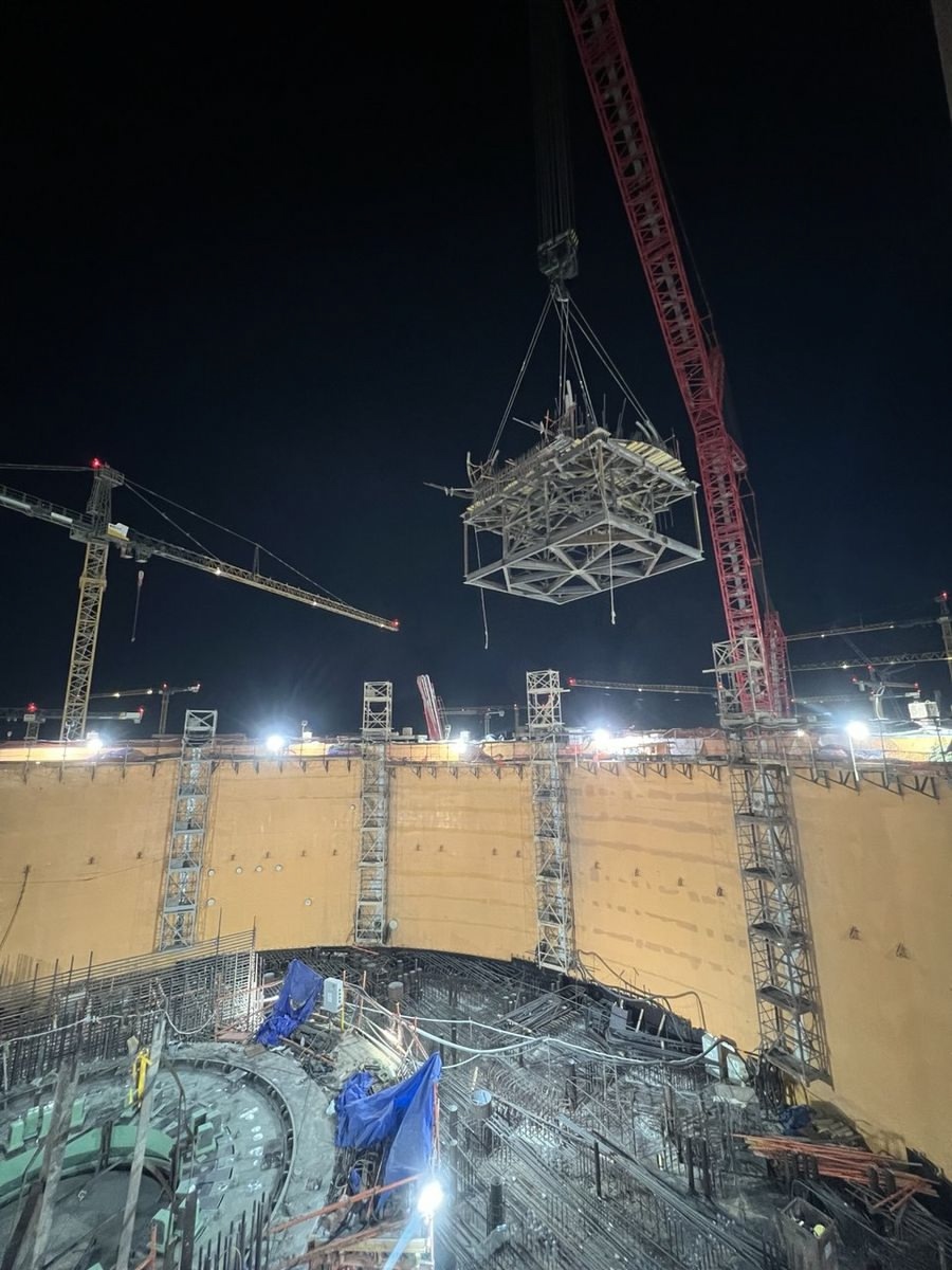 На первом энергоблоке АЭС «Эль-Дабаа» в Египте установлена упорная ферма — ключевой элемент шахты реактора.