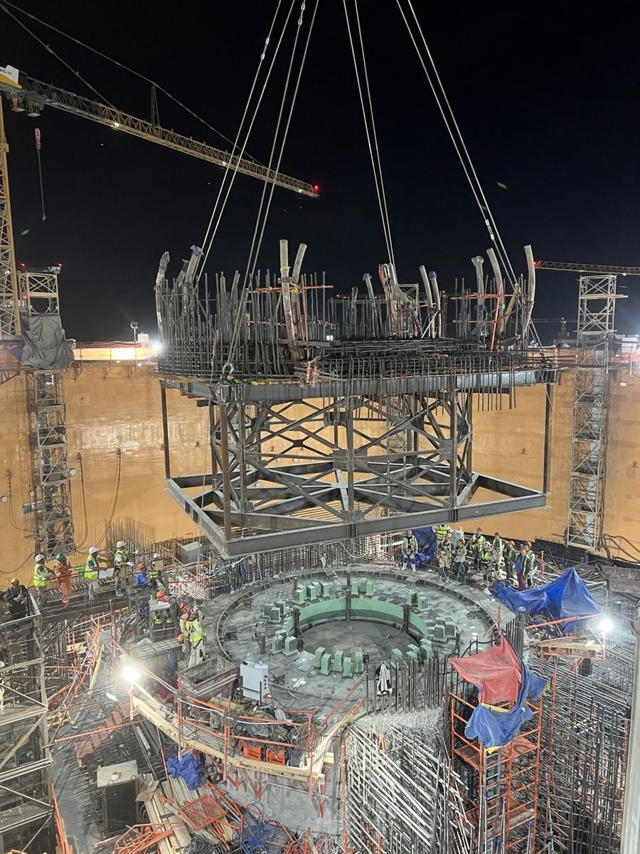 На первом энергоблоке АЭС «Эль-Дабаа» в Египте установлена упорная ферма — ключевой элемент шахты реактора.