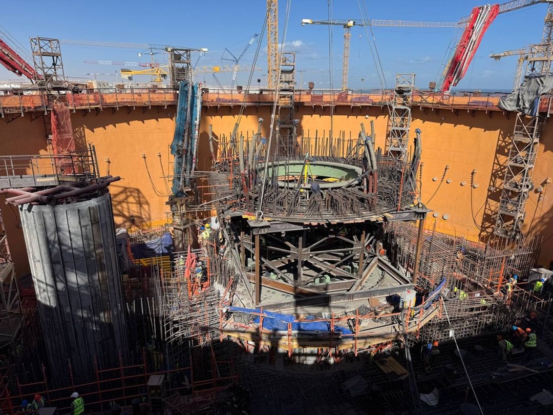 На первом энергоблоке АЭС «Эль-Дабаа» в Египте установлена упорная ферма — ключевой элемент шахты реактора.