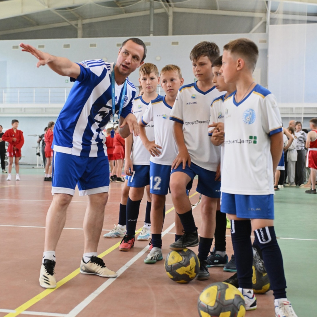 Футбол для многих детей начинается с обычной площадки у дома, школьной секции или любительских матчей