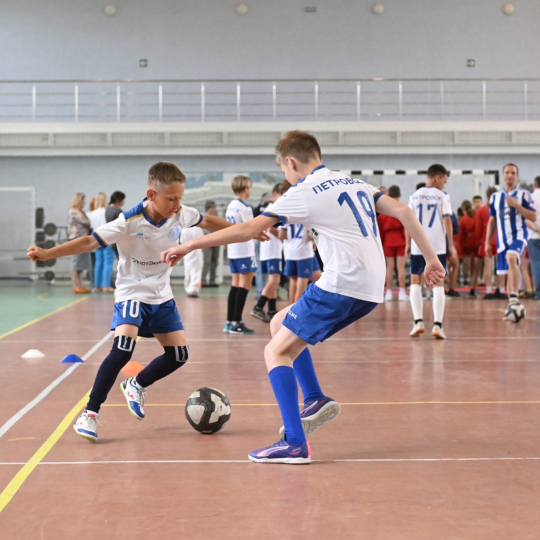 Футбол для многих детей начинается с обычной площадки у дома, школьной секции или любительских матчей