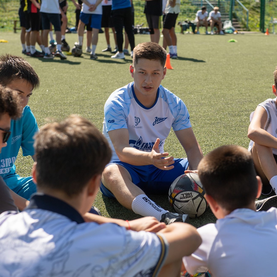 Футбол для многих детей начинается с обычной площадки у дома, школьной секции или любительских матчей