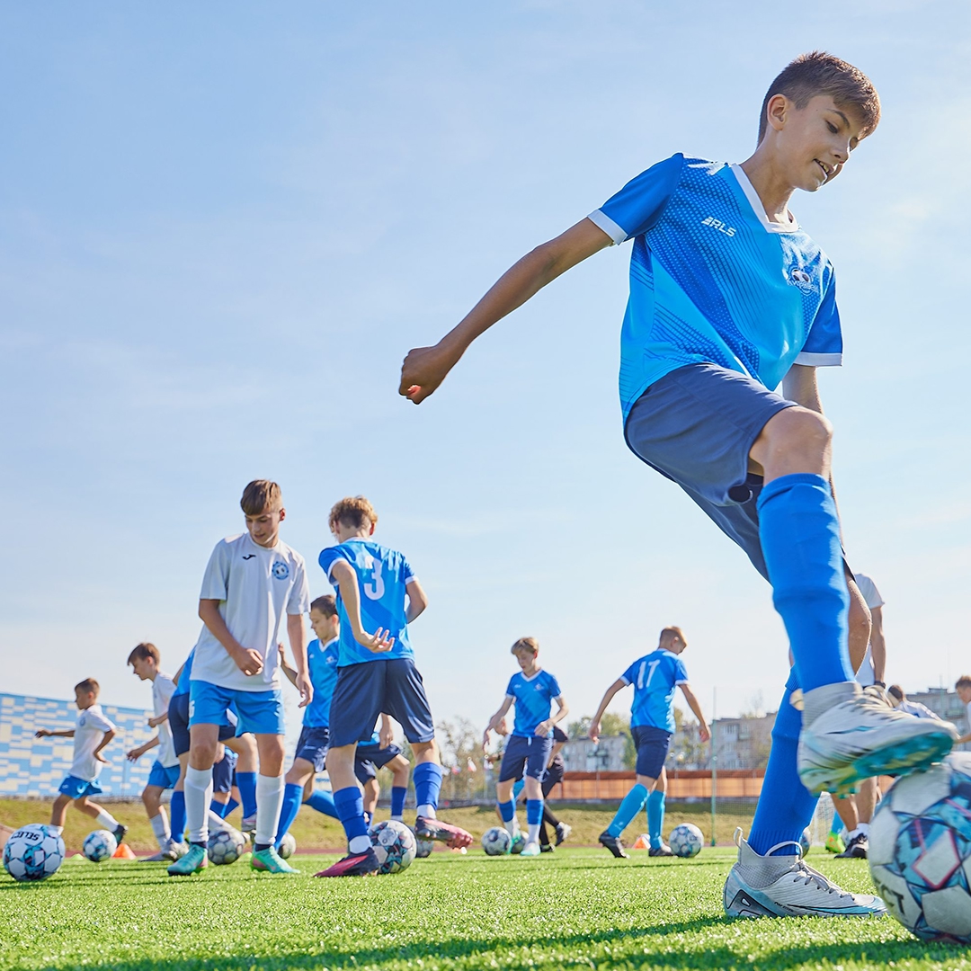 Футбол для многих детей начинается с обычной площадки у дома, школьной секции или любительских матчей