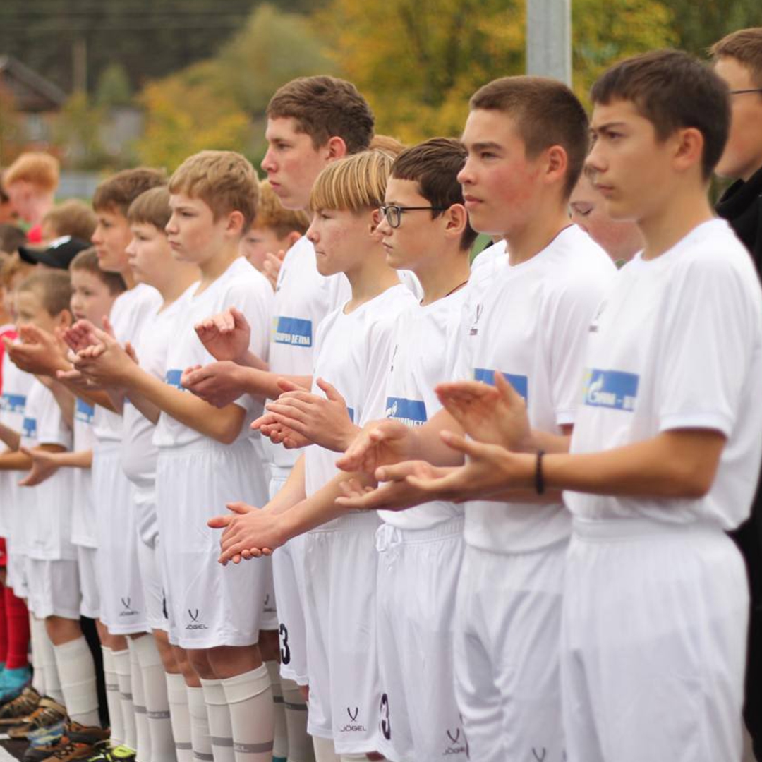 Футбол для многих детей начинается с обычной площадки у дома, школьной секции или любительских матчей