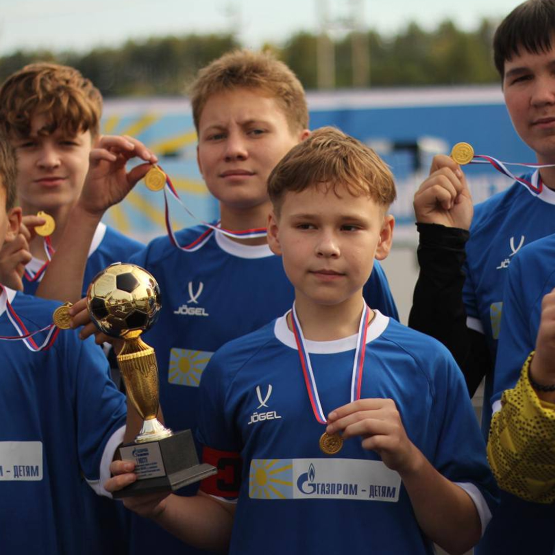 Футбол для многих детей начинается с обычной площадки у дома, школьной секции или любительских матчей