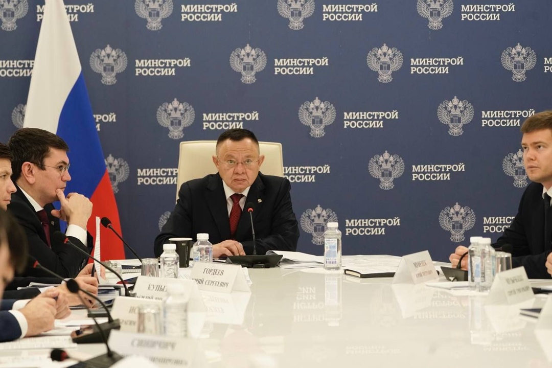 Глава Минстроя России Ирек Файзуллин провел еженедельное совместное совещание с регионами и главными распорядителями бюджетных средств (ГРБС)