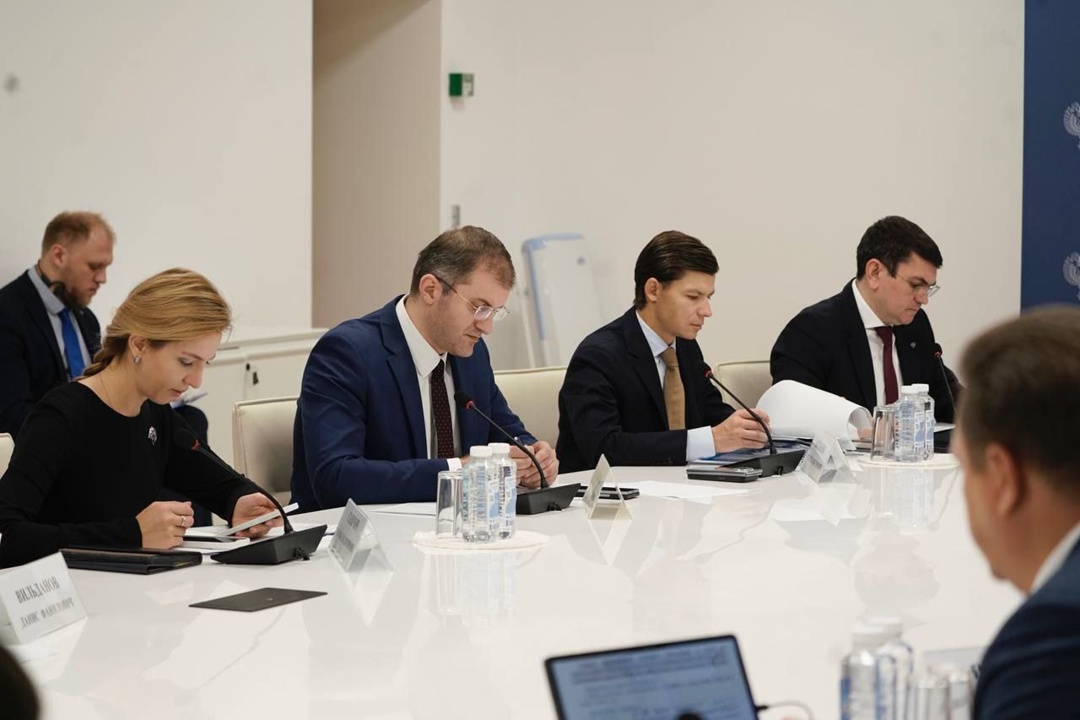 Глава Минстроя России Ирек Файзуллин провел еженедельное совместное совещание с регионами и главными распорядителями бюджетных средств (ГРБС)