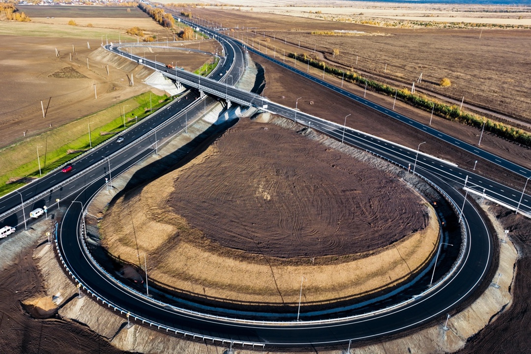 В преддверии Дня дорожника открыли сразу три крупных объекта — в Татарстане, Карелии и ХМАО-Югре