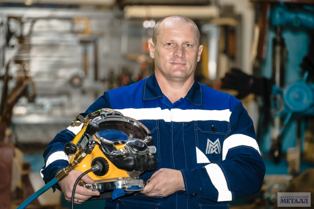 Металлурги работают не только у доменных печей.
На комбинате есть и те, чья работа скрыта под водой.