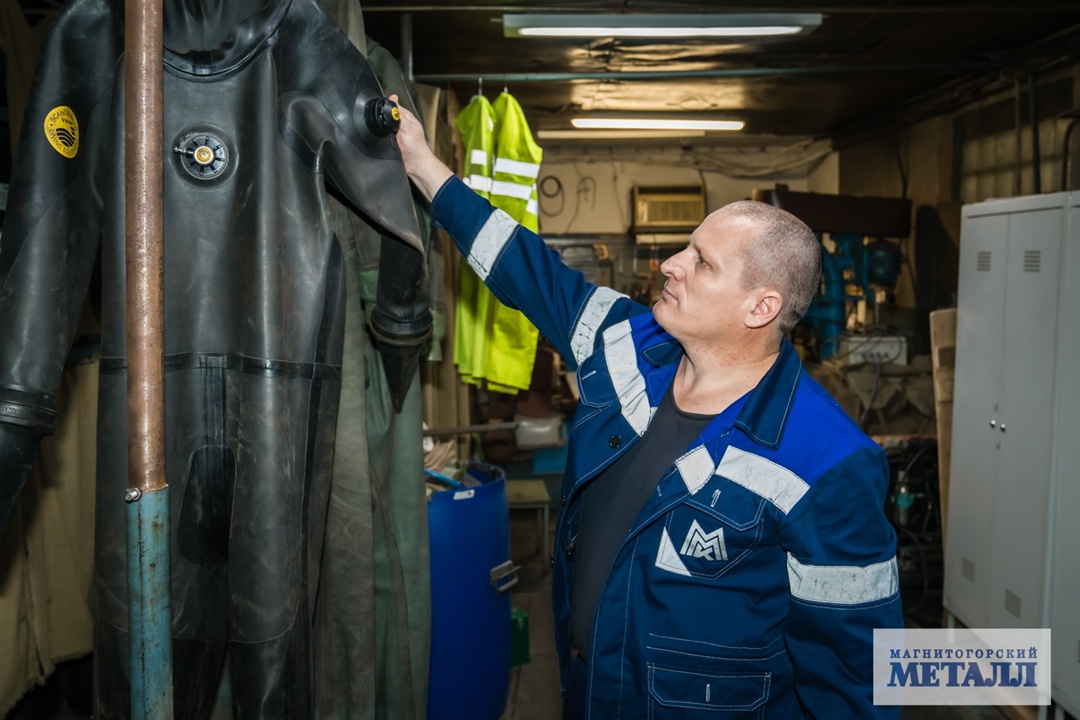 Металлурги работают не только у доменных печей.
На комбинате есть и те, чья работа скрыта под водой.