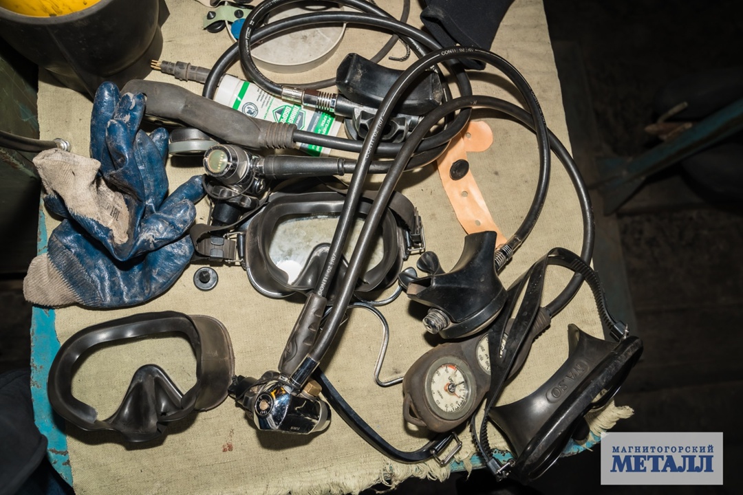 Металлурги работают не только у доменных печей.
На комбинате есть и те, чья работа скрыта под водой.