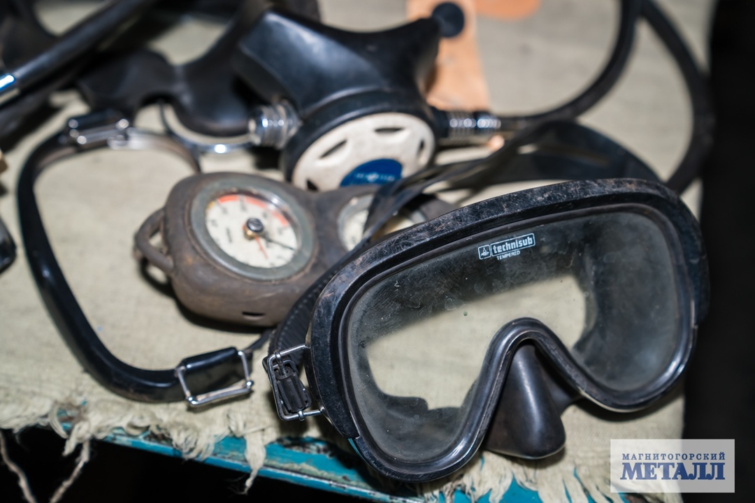 Металлурги работают не только у доменных печей.
На комбинате есть и те, чья работа скрыта под водой.