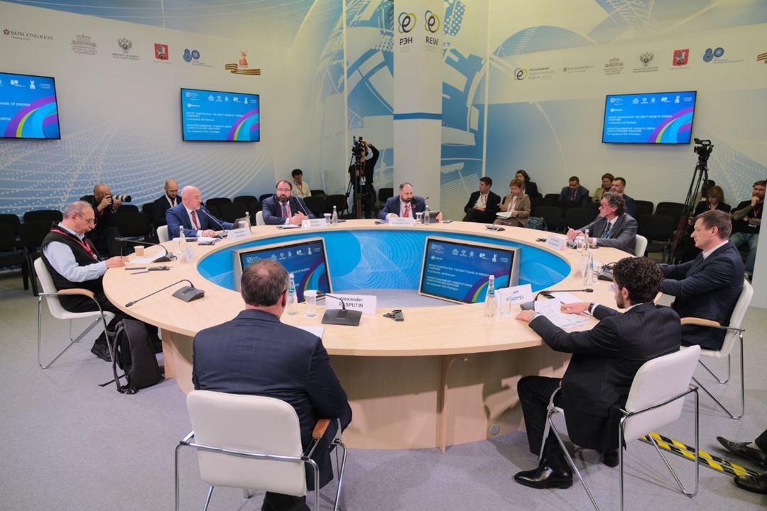 РусГидро провело на #РЭН2025 спецсессию «Импортозамещение. Новый ИТ-образ энергетических компаний».