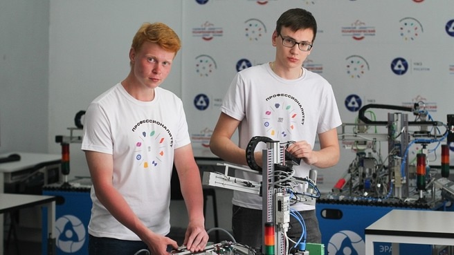 Программа "Профессионалитет" уже объединила 1,5 тыс. образовательных организаций и 2,5 тыс. компаний-работодателей. 18 октября пройдёт Единый день открытых…