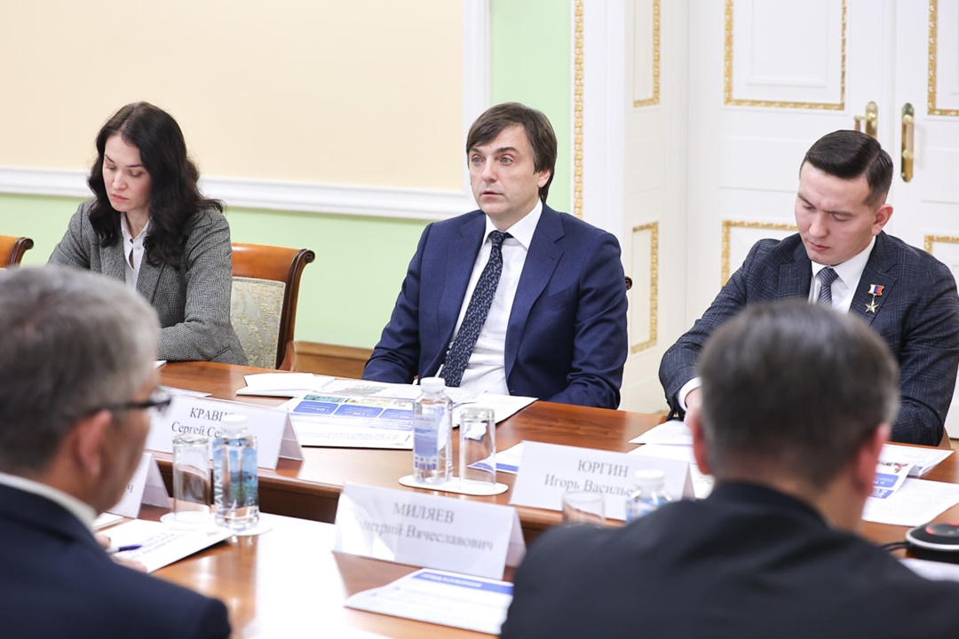 Новые дисциплины на уроках физкультуры и единую школьную лигу обсудили министры спорта и просвещения.