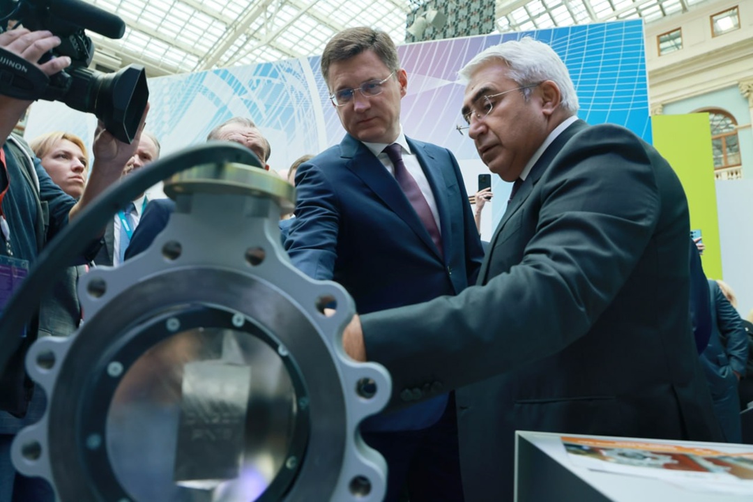 В рамках второго дня Российской энергетической недели Александр Новак осмотрел выставку оборудования для ТЭК и наградил победителей премии «Энергия пера».