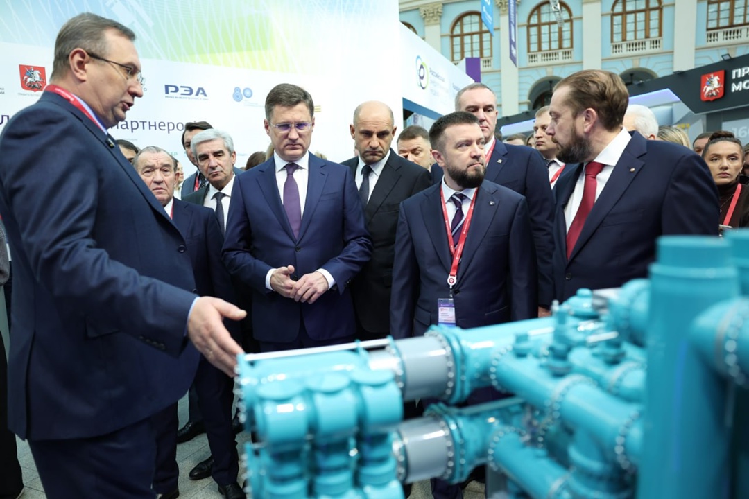 В рамках второго дня Российской энергетической недели Александр Новак осмотрел выставку оборудования для ТЭК и наградил победителей премии «Энергия пера».