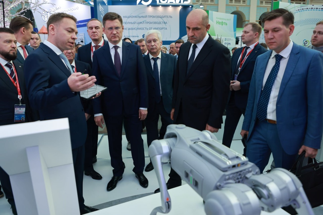 В рамках второго дня Российской энергетической недели Александр Новак осмотрел выставку оборудования для ТЭК и наградил победителей премии «Энергия пера».