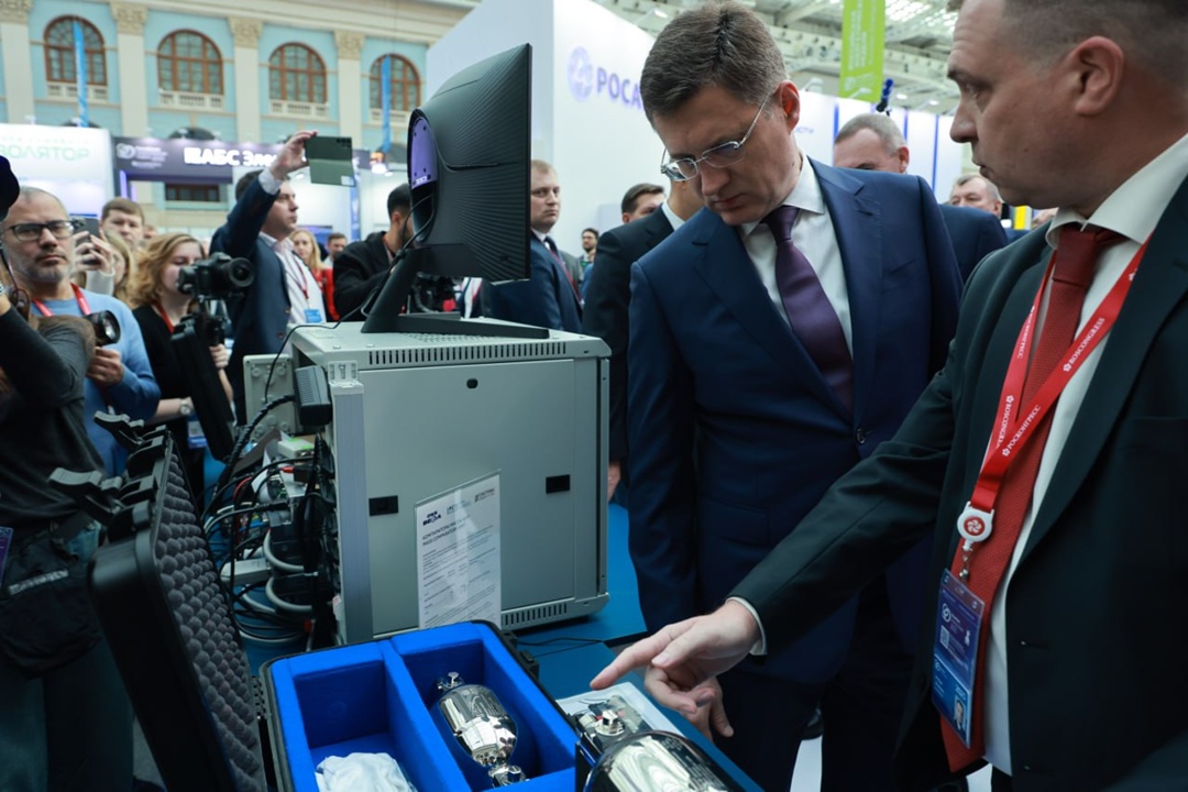 В рамках второго дня Российской энергетической недели Александр Новак осмотрел выставку оборудования для ТЭК и наградил победителей премии «Энергия пера».