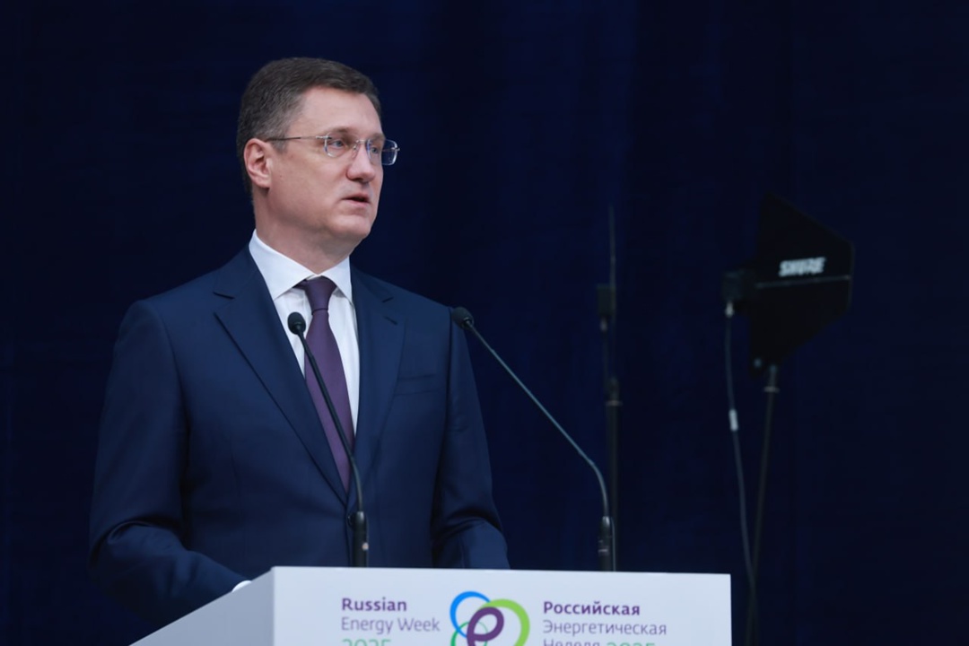 В рамках второго дня Российской энергетической недели Александр Новак осмотрел выставку оборудования для ТЭК и наградил победителей премии «Энергия пера».