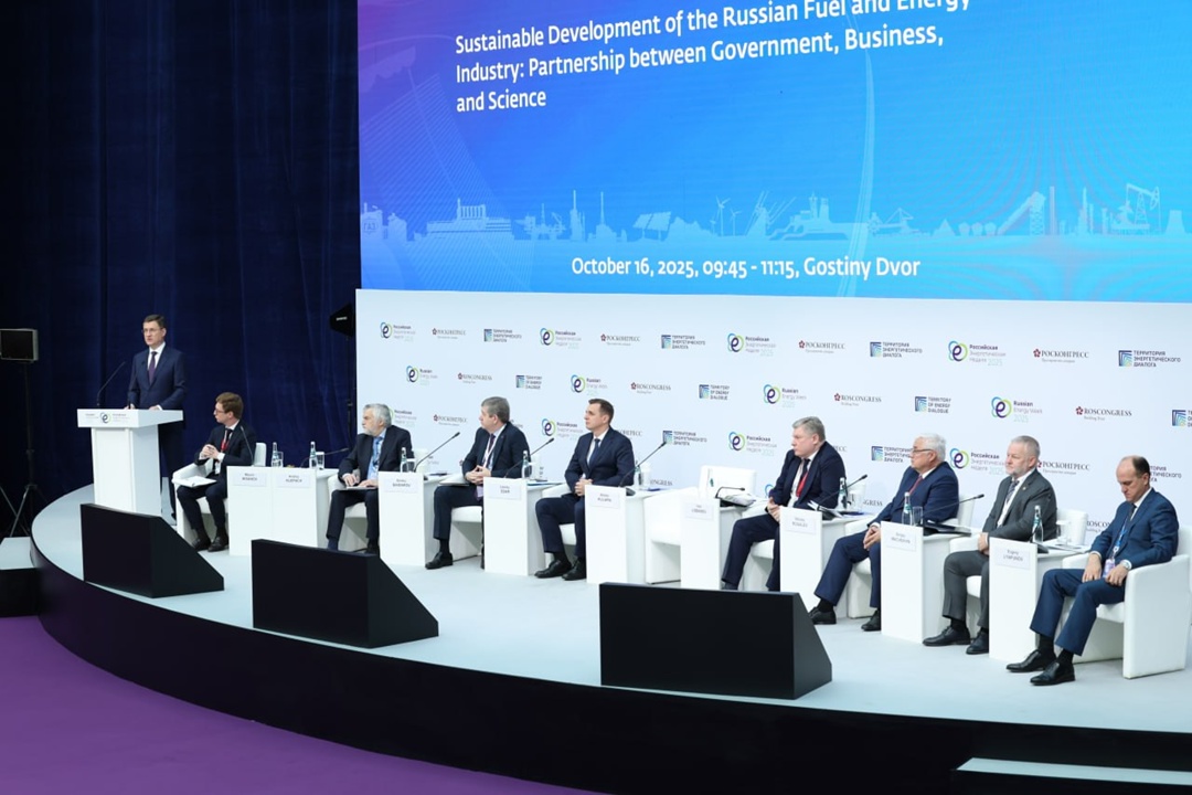 В рамках второго дня Российской энергетической недели Александр Новак осмотрел выставку оборудования для ТЭК и наградил победителей премии «Энергия пера».