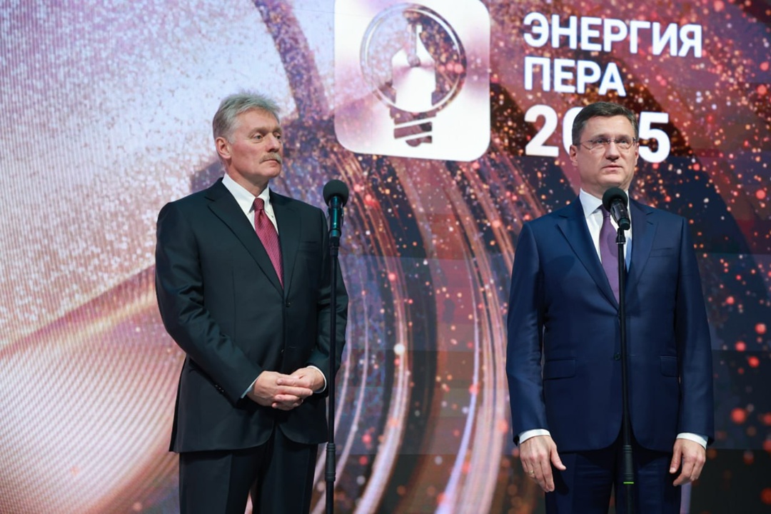 В рамках второго дня Российской энергетической недели Александр Новак осмотрел выставку оборудования для ТЭК и наградил победителей премии «Энергия пера».