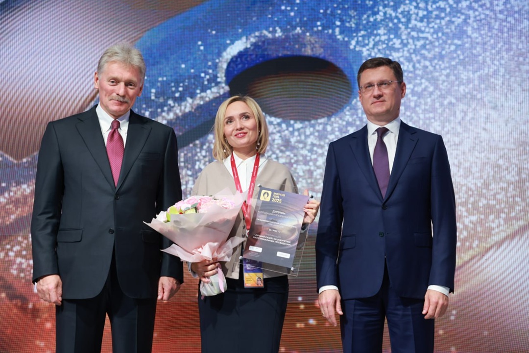 В рамках второго дня Российской энергетической недели Александр Новак осмотрел выставку оборудования для ТЭК и наградил победителей премии «Энергия пера».