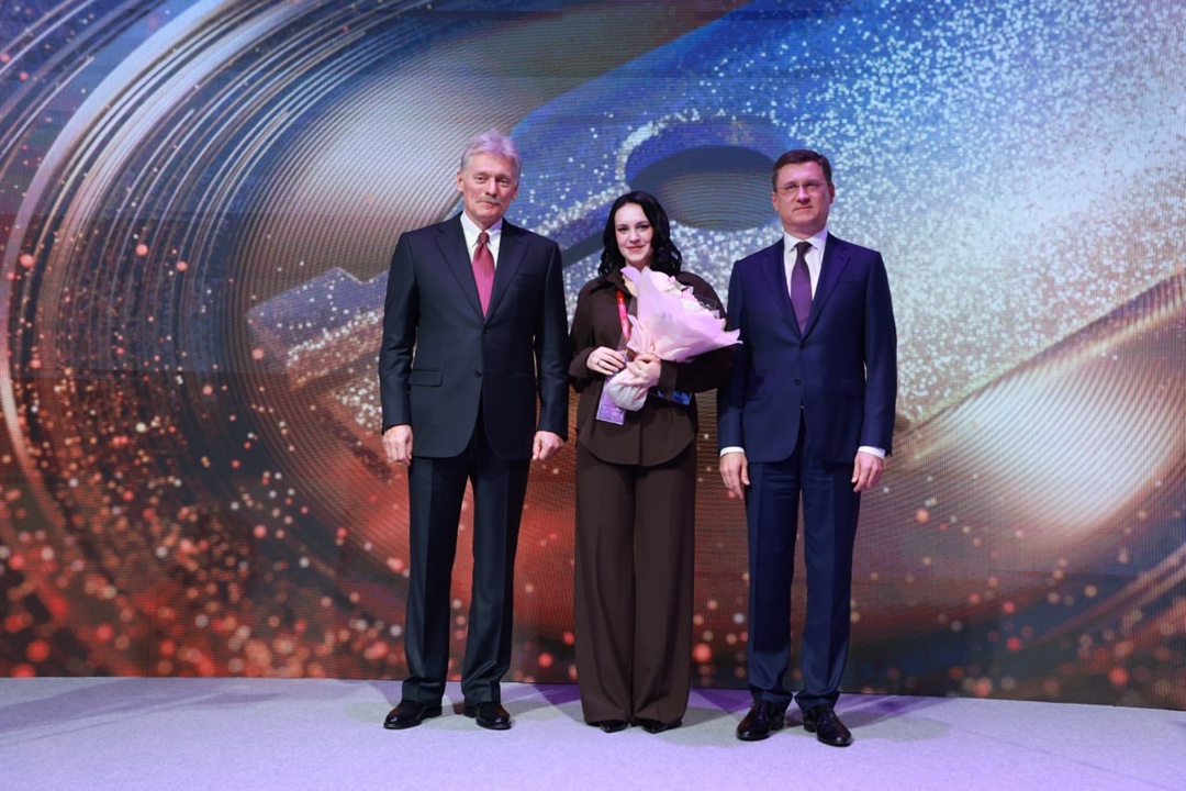 В рамках второго дня Российской энергетической недели Александр Новак осмотрел выставку оборудования для ТЭК и наградил победителей премии «Энергия пера».