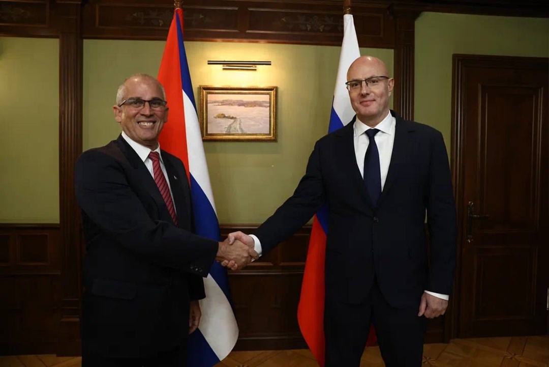 Дмитрий Чернышенко провел рабочую встречу с чрезвычайным и полномочным послом Республики Куба в РФ Энрике Ортой Гонсалесом.